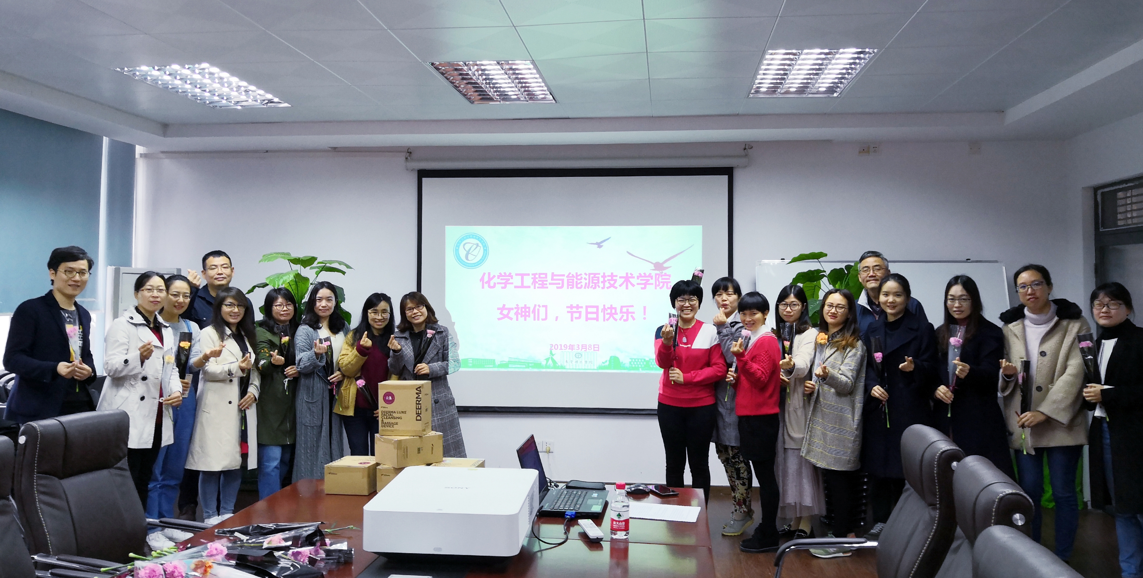 太阳成集团tyc9728女教工欢庆国际妇女节1.jpg
