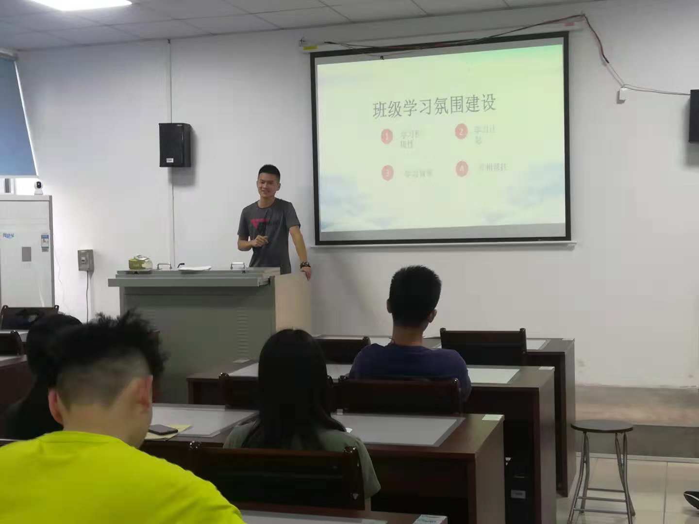 太阳成集团tyc9728副经理陈佰满给员工上班会课2-1-.jpg