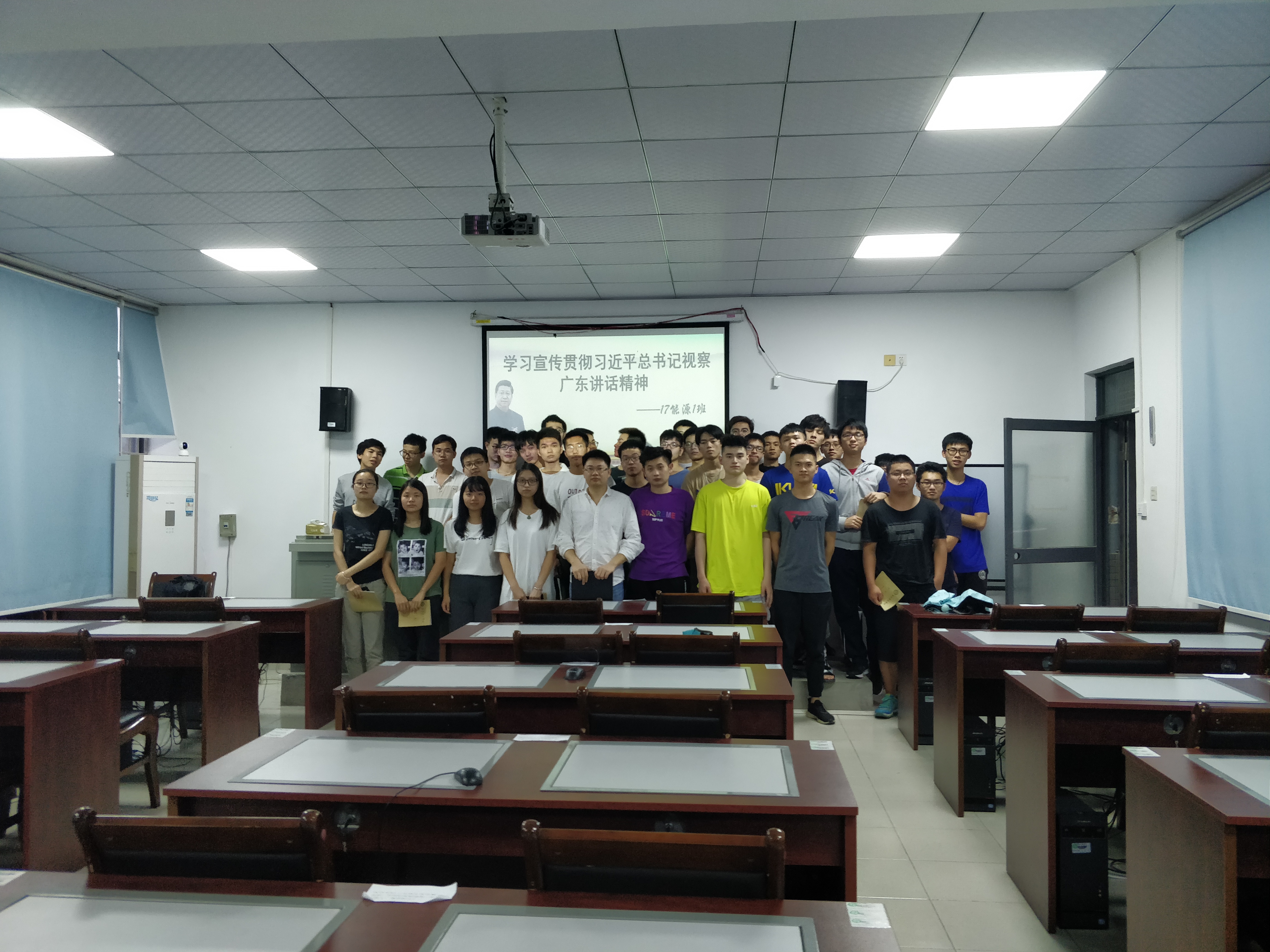 太阳成集团tyc9728副经理陈佰满给员工上班会课3.jpg