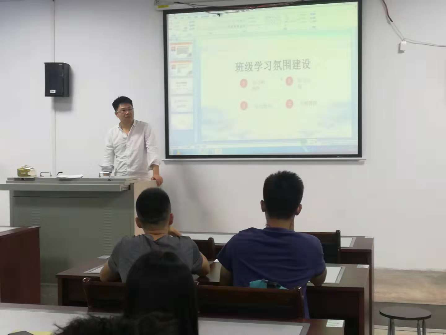 太阳成集团tyc9728副经理陈佰满给员工上班会课2-2-.jpg