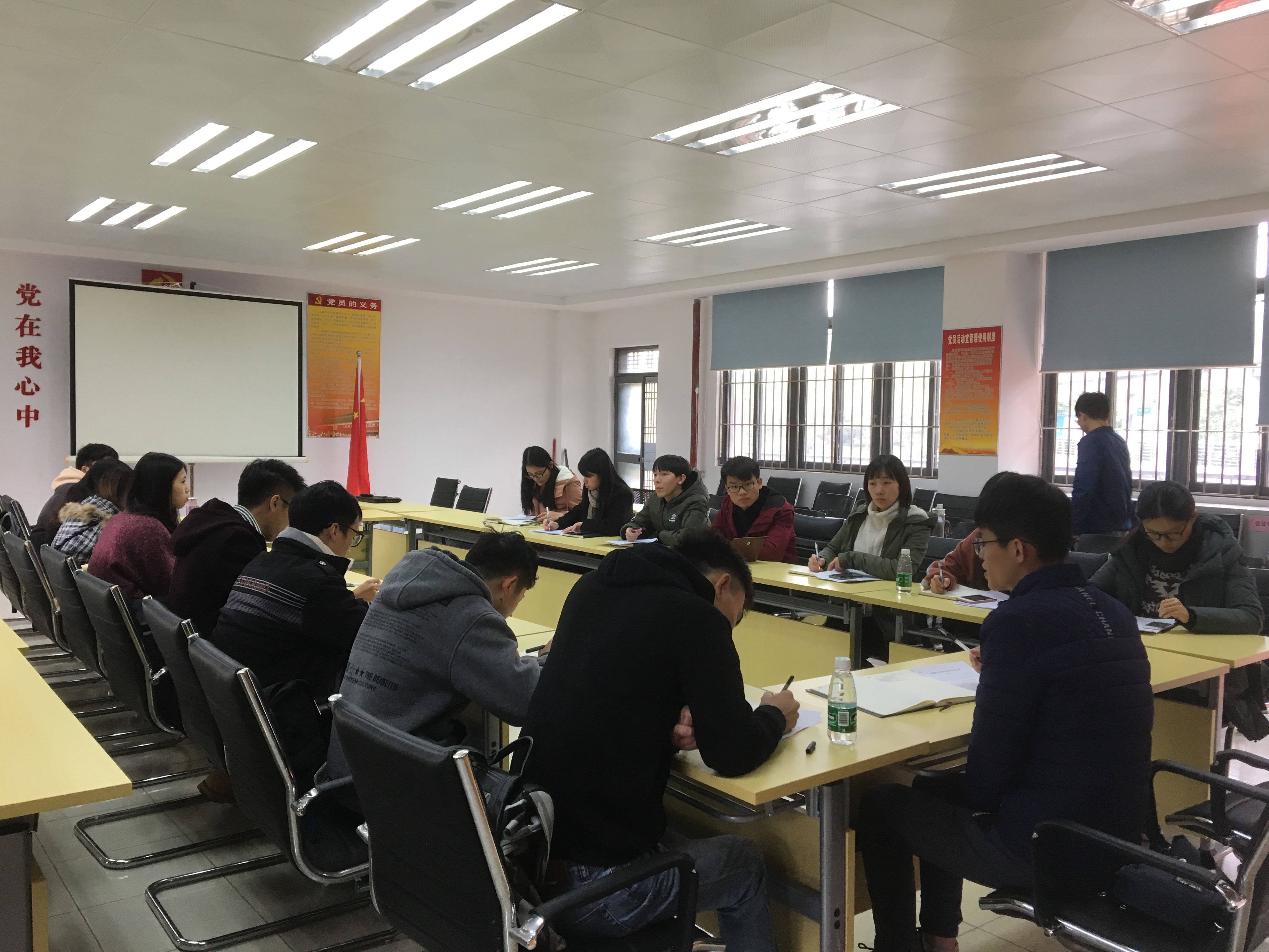 太阳成集团tyc9728员工党支部开展谈心谈话-广泛征求意见.jpg