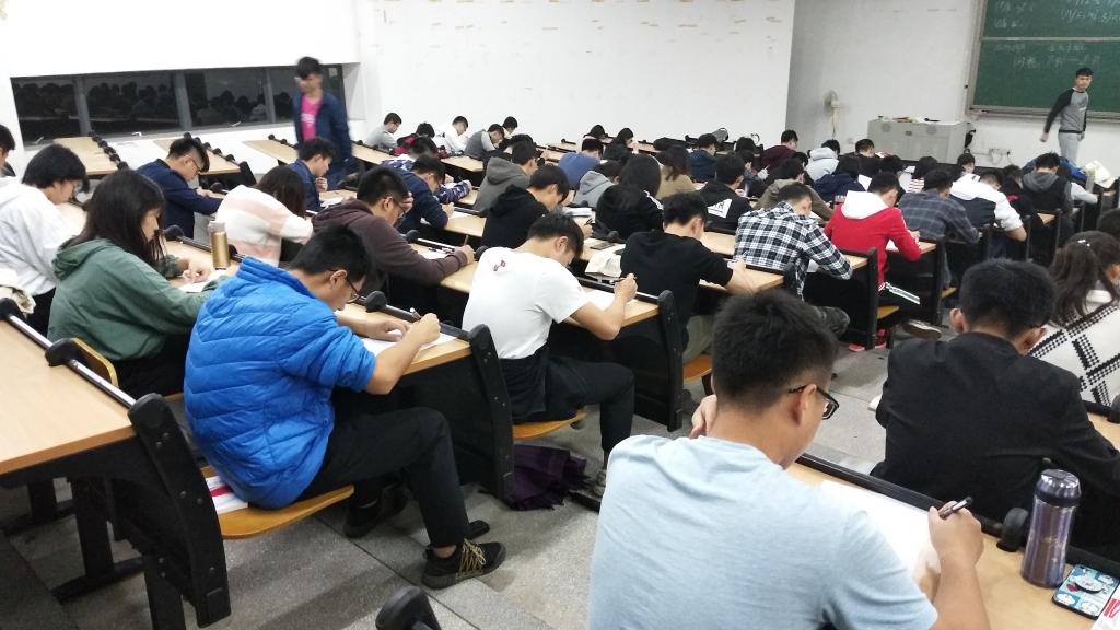 太阳成集团tyc9728第五期分党校结业考试顺利进行1.jpg